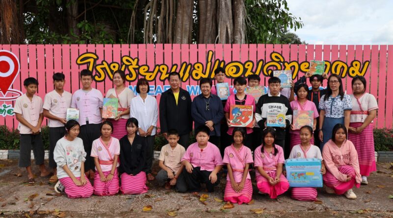 สส.ละออง ติยะไพรัช สส.พรรคเพื่อไทย มอบหนังสือการ์ตูนให้แก่นักเรียนโรงเรียนแม่แอบวิทยาคม